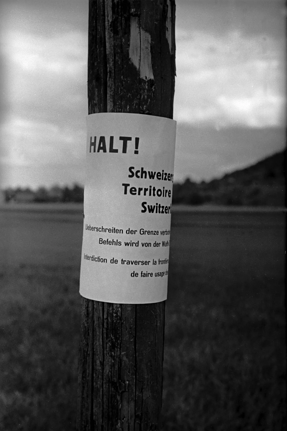 Die Schweizer Grenze war für flüchtende Menschen lange Zeit fast unüberwindbar. Erst ab 1944 lockerten die Behörden ihre Haltung.