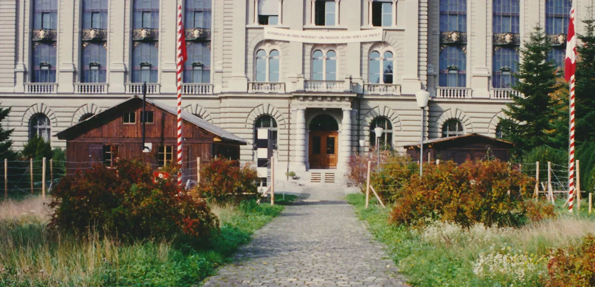 1995 zeigte das Schweizerische Bundesarchiv die Ausstellung «Aufbruch in den Frieden?» Dafür gestaltete es den Haupteingang um.