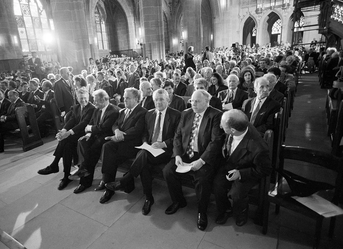 Am 7. Mai 1995 nahm der gesamte Bundesrat an einer Gedenkfeier zum 50-Jahre-Jubiläum der Beendigung des Zweiten Weltkriegs teil.