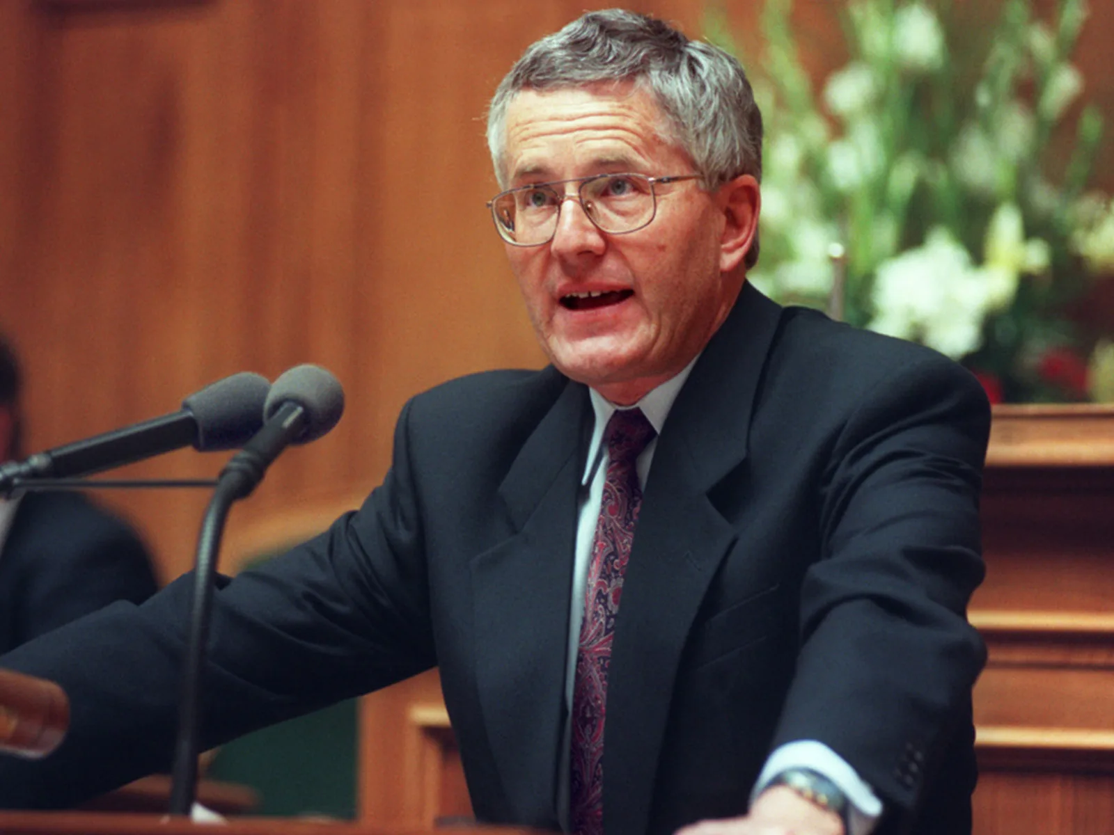 Am 7. Mai 1995 sprach der damalige Bundespräsident Kaspar Villiger vor der Vereinigten Bundesversammlung. Er gedachte an das Kriegsende von 1945 und entschuldigte sich für die Schweizer Flüchtlingspolitik während des Zweiten Weltkrieges.