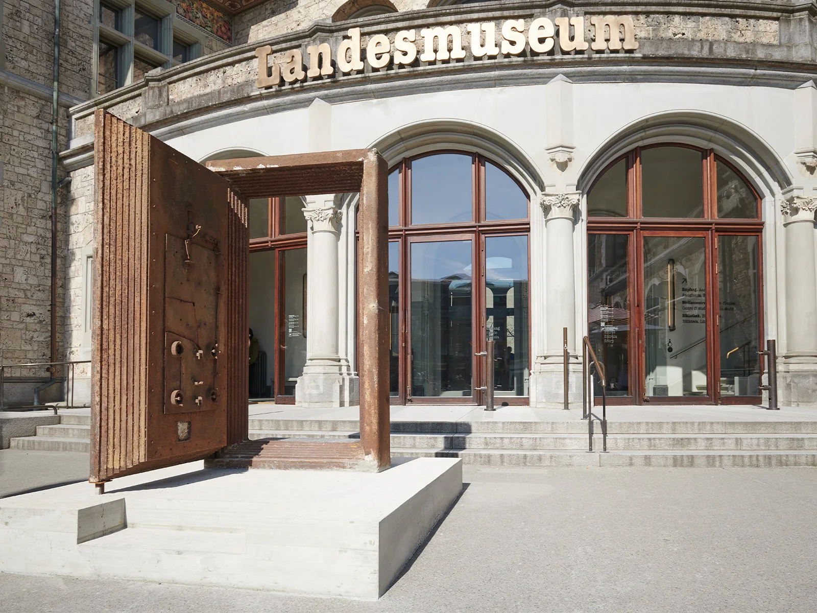 Stahltür des Tresor Clubs, 1991–2005, vormals der Silberkammer der Wertheim-Bank, Berlin, 1927 Privatsammlung Dimitri Hegemann