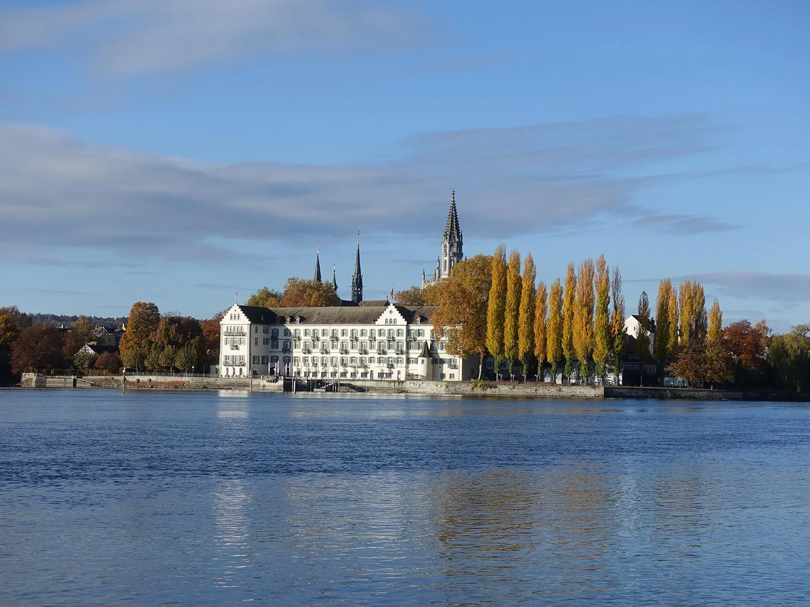 Vue de la rive droite sur le lac et l’Inselhotel de Constance à l’automne 2023. L’établissement appartient aujourd’hui à la brasserie allemande Rothaus et il est exploité par le groupe Steigenberger.